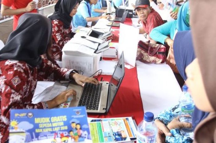 Warga mendaftar mudik gratis yang diselenggarakan oleh Kementerian Perhubungan di Stasiun Kota, Tamansari, Jakarta Barat, Minggu (25/3/2018)