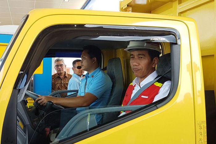 Presiden Joko Widodo usai meresmikan Tol Ngawi-Kertosono ruas Ngawi-Wilangan, meninjau jalan tol sep