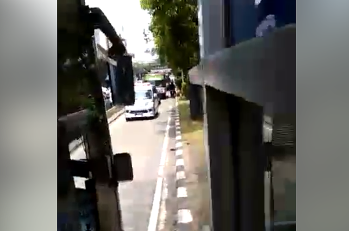 Ambulans melawan arus di jalur busway