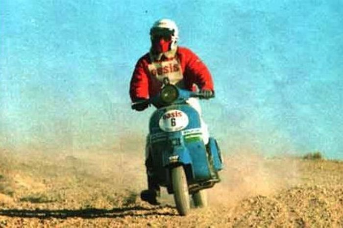 Bernard Tcherniavsky  dan Vespa tunggangannya di Reli Paris-Dakar 1980