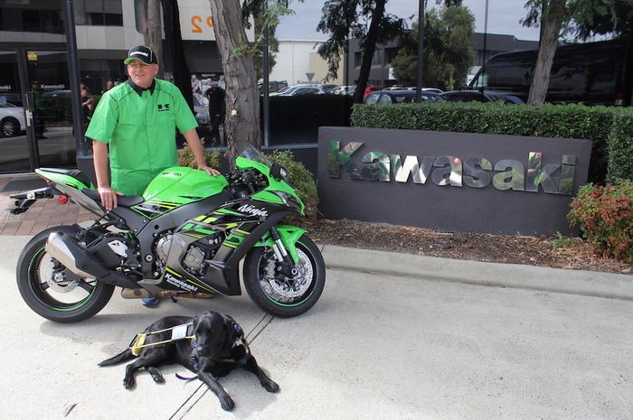 Pria tuna netra dengan Kawasaki Ninja ZX-10R