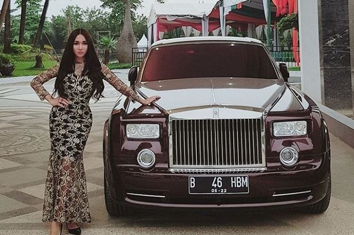 Lucinta Luna berpose dengan Rolls-Royce Phantom