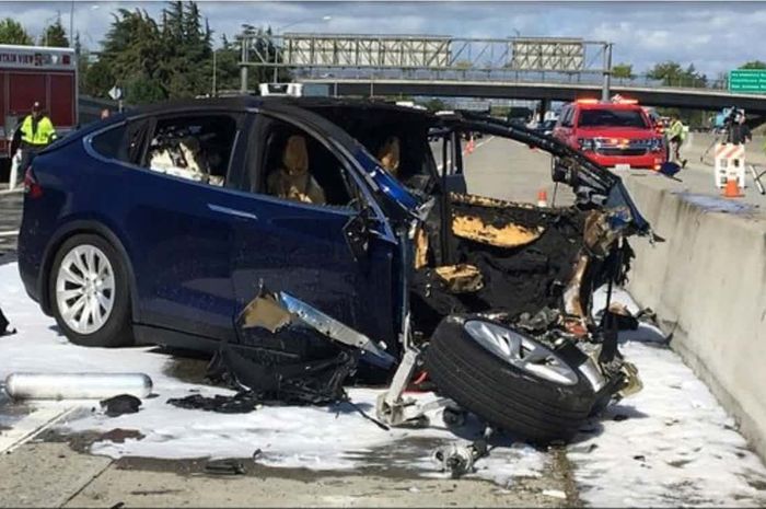 Insiden kecelakaan yang melibatkan mobil Tesla
