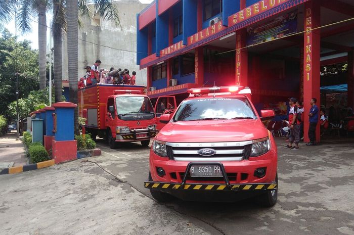 Member dan keluarga berangkat ke Kota Tua menggunakan mobil Damkar