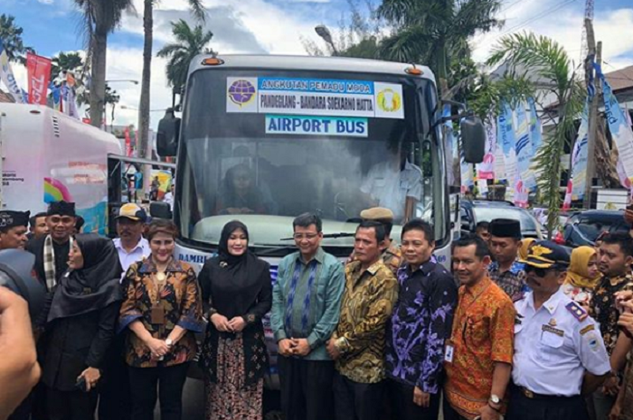 Bupati Pandeglang Hj. Irna Narulita dan Dirut DAMRI Setia N Milatia Moemin resmikan trayek Tanjung Lesung - Bandara Soekarno-Hatta