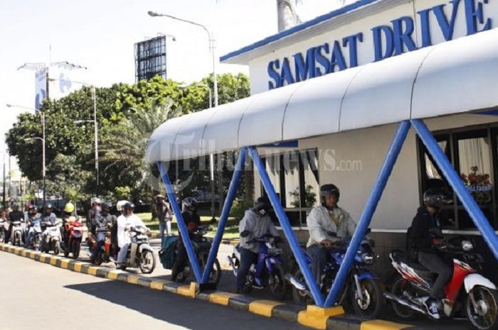 Ilustrasi bayar pajak motor di Samsat.
