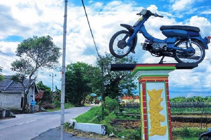 Motor jadul jadi tugu di Klaten, Jawa Tengah