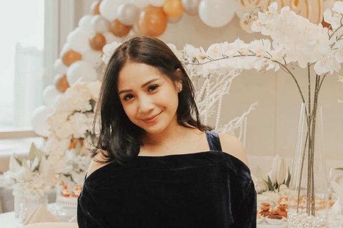 Nagita Slavina, istri Raffi Ahmad beli martabak pakai mobil mewah Rolls-Royce