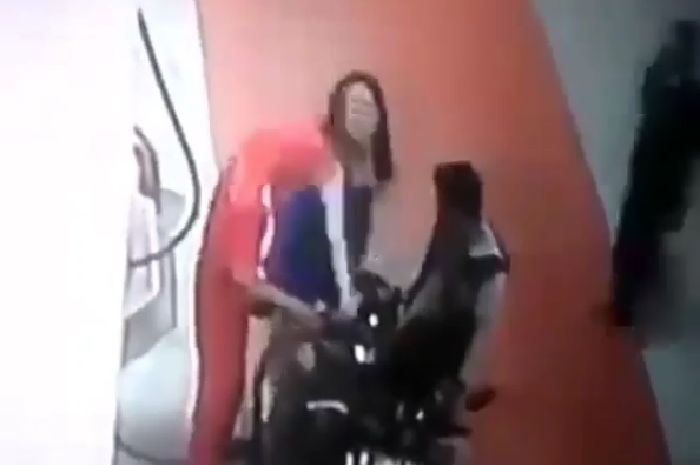 Seorang wanita tega menampar muka petugas SPBU berkali-kali, Selasa (3/4/2018)