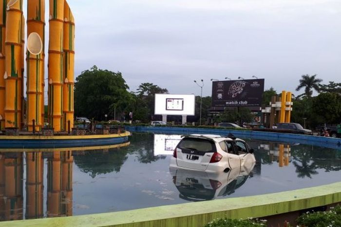 Mobil nyungsep ke kolam di Pontianak, Jumat (6/4/2018)