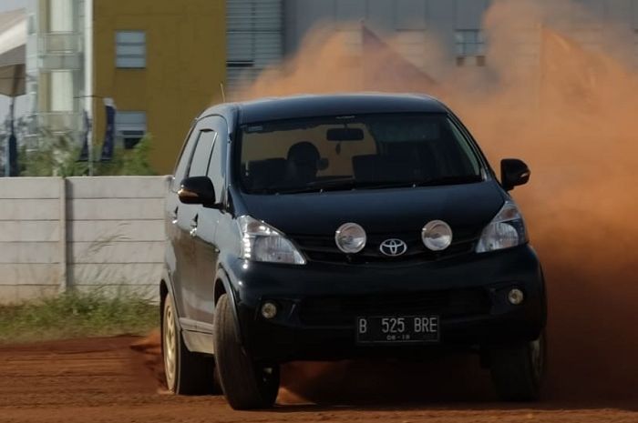 Toyota Avanza 'rally look' sideways