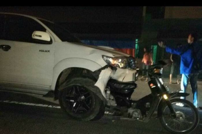 Insiden Toyota Hilux tabrak Honda Astrea 800 di Bantul