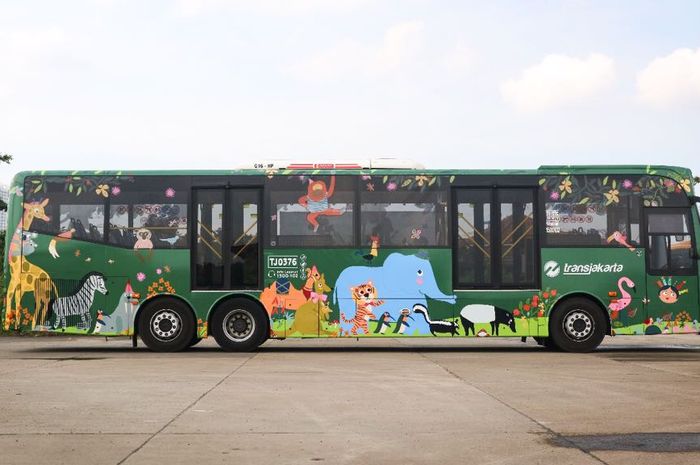 Bus Transjakarta dengan stiker hewan
