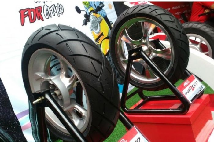 Ini Jenis ban motor yang enggak licin saat musim hujan 