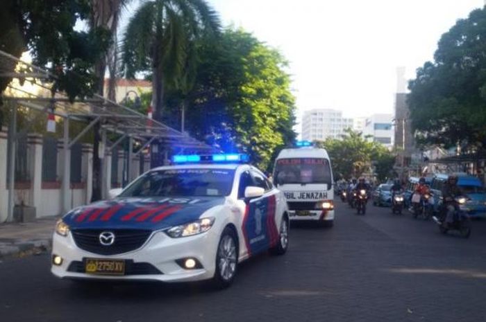 Iring-iringan pengantar jenazah wajib menyertakan lamu isyarat dan bunyi sirine dalam konvoinya