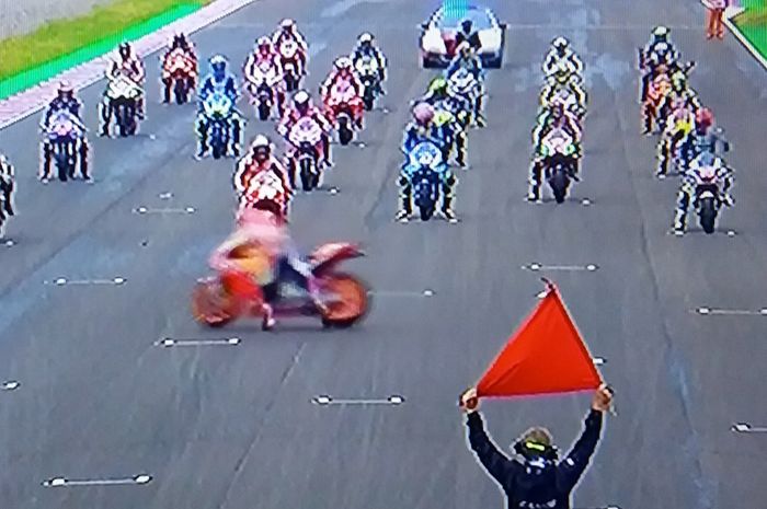 Marc Marquez mencoba menyalakan motor