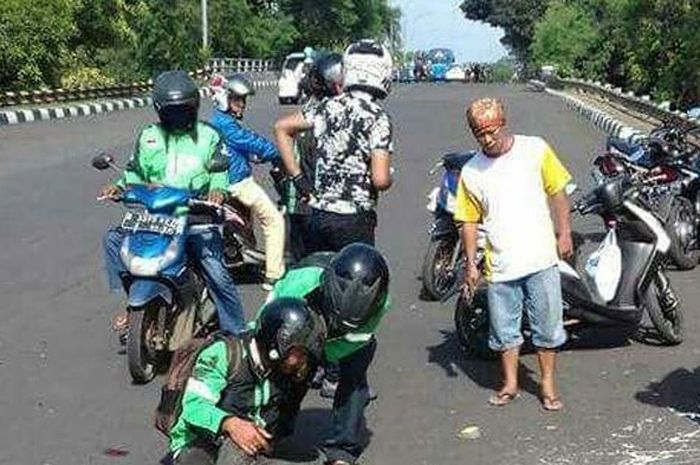 Korban adu banteng di flyover UI Depok