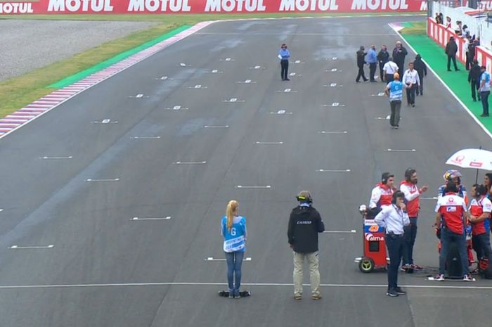 Suasana trek setelah ditinggal pembalap, tinggal Jack Miller bertahan