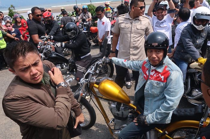 Jokowi dengan riding dengan modifikasi bikinan KAC