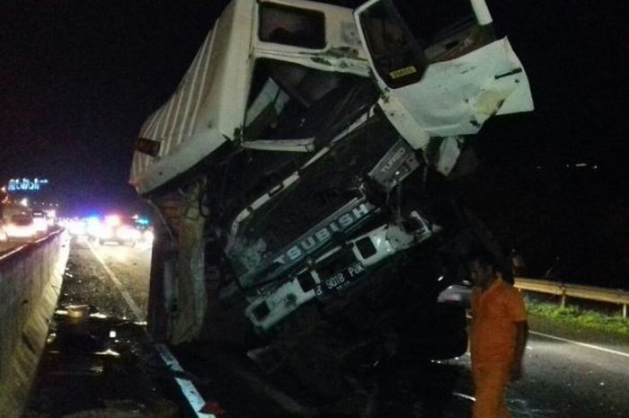 Kondisi truk kontainer yang dikendarai Sumaryo (50) usai kecelakaan yang terjadi di Tol Cipularang KM 91