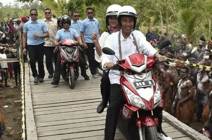 Jokowi bonceng Iriana blusukan pakai motor listrik di Papua