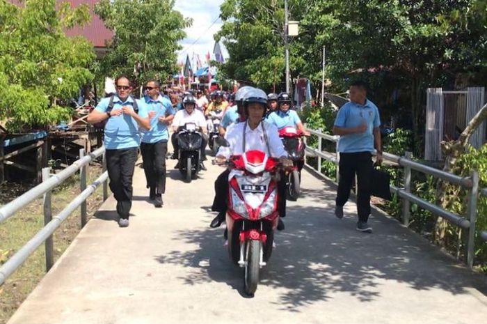 Presiden Joko Widodo mengendarai WIM Motor Zero 8i