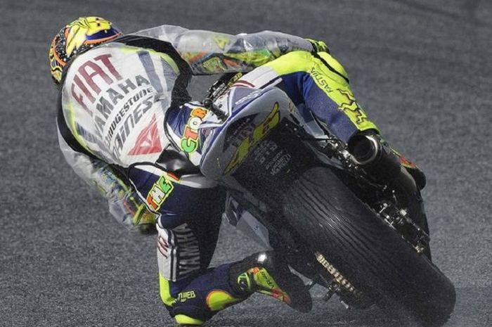 Jas hujan pembalap MotoGP dibuat transparan agar iklan tetap terlihat.