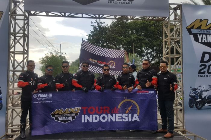 Penyerahan Bendera Estafet MAXI YAMAHA Tour de Indonesia dari rider Balikpapan kepada rider Banjarmasin