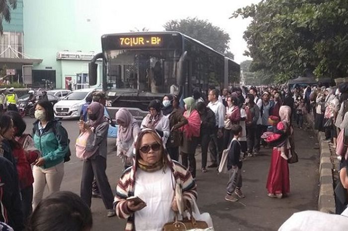 Antrian panjang Transjakarta di Cibubur karena efek ganjil genap