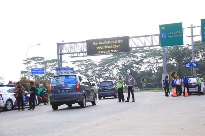 Kebijakan Ganjil-genap di pintu Tol Tangerang
