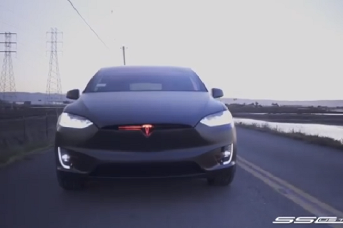Tesla Model X jadi mobil KITT