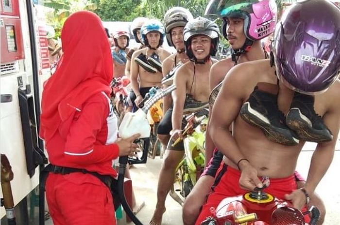 Sebuah pom bensin diserbu biker tanpa baju dengan sepatu digantungkan ke leher