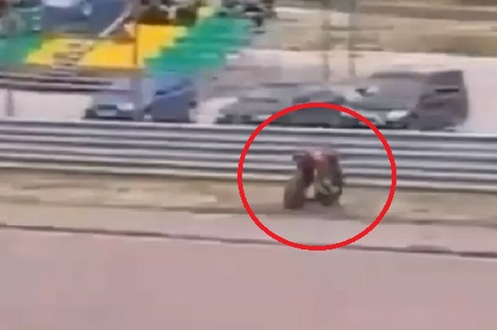 Tabrak pembatas sirkuit, motor ini malah berdiri kokoh