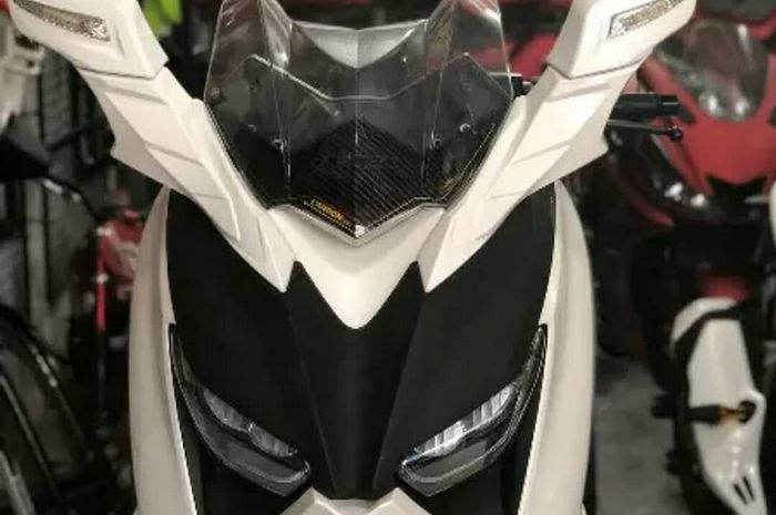 Tampilan depan Yamaha XMAX dengan winglet 'Batman'