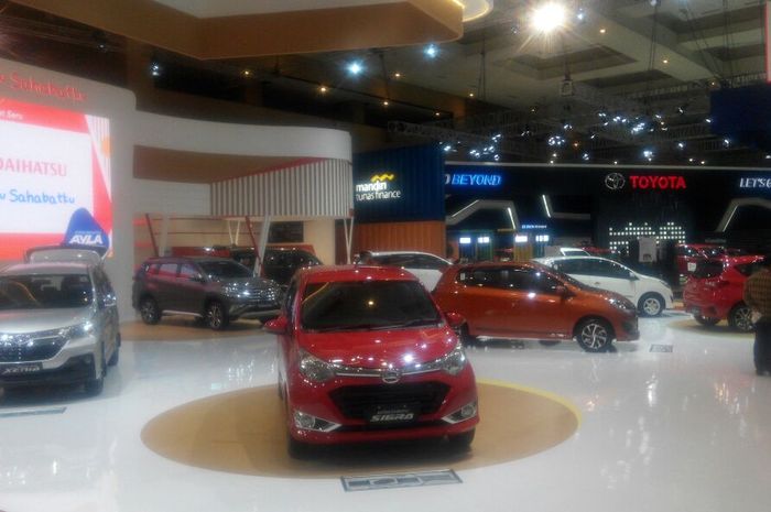 Koleksi mobil Daihatsu yang dipamerkan pada pameran otomotif di Kemayoran, Jakarta Pusat