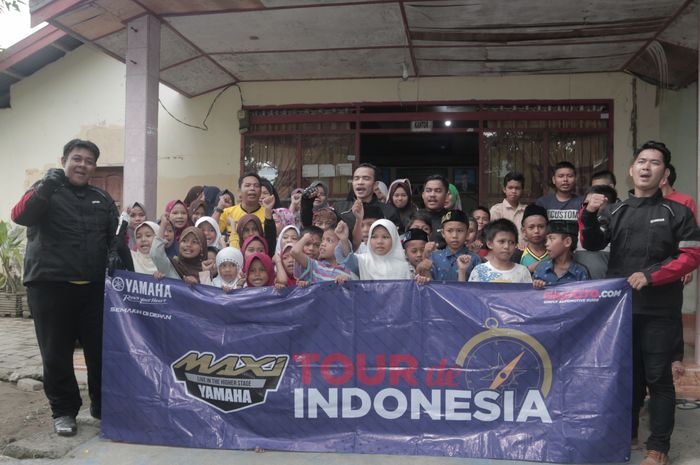 Tim MAXI YAMAHA Tour de Indonesia etape Makassar- Tj Bira saat foto bersama di Panti Asuhan