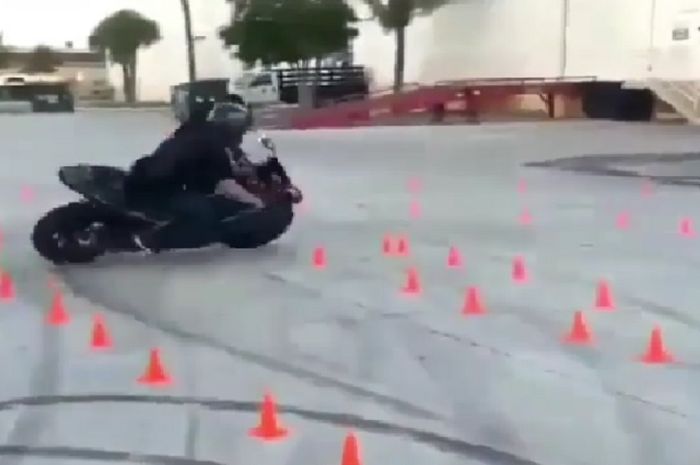 Biker lakukan manuver apik 