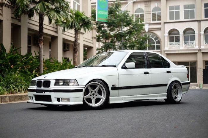 BMW 320i E36 dengan body kit M-Tech