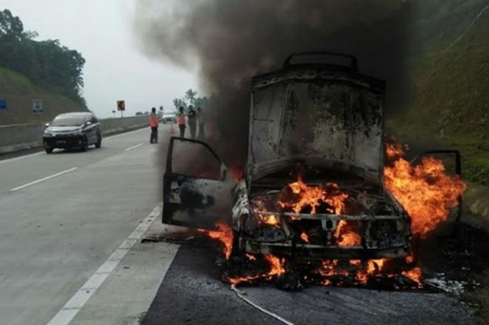 Mercedes-Benz terbakar di tol Salatiga-Bawen, Jumat (20/4/2018)