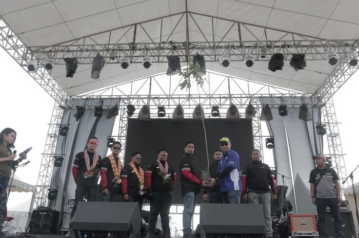 Pihak Yamaha saat berikan bibit pohon untuk penghijauan