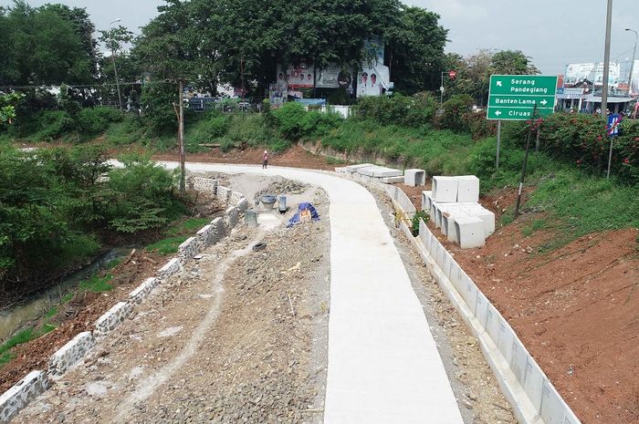 Pembangunan frontage road di wilayah tol Serang Timur