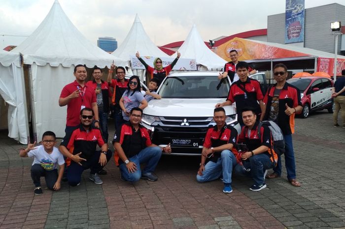 komunitas Mitsubishi Outlander Sport Indonesia (MitOSI) saat mencoba langsung Outlander PHEV di Kemayoran, Jakarta