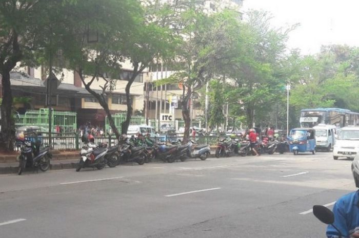 Puluhan ojek online mangkal di  tepian jaulr Transjakarta di Mangga Dua, Jakarta Utara.