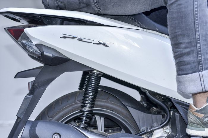 Ilustrasi sokbreker Honda PCX saat diduduki
