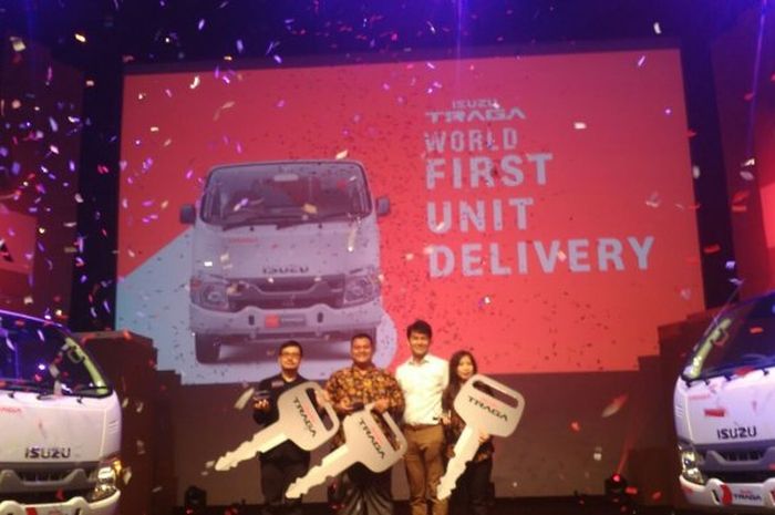 Presiden Direktur PT Isuzu Astra Motor Indonesia, Ernando Demily (ketiga dari kiri) berpose bersama perwakilan 3 perusahaan yang menjadi pembeli pertama medium pick up Isuzu Traga di acara peluncuran, Senin (23/4/2018).