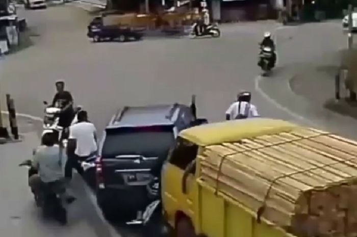 Rem truk blong, pengendara motor jadi korban.