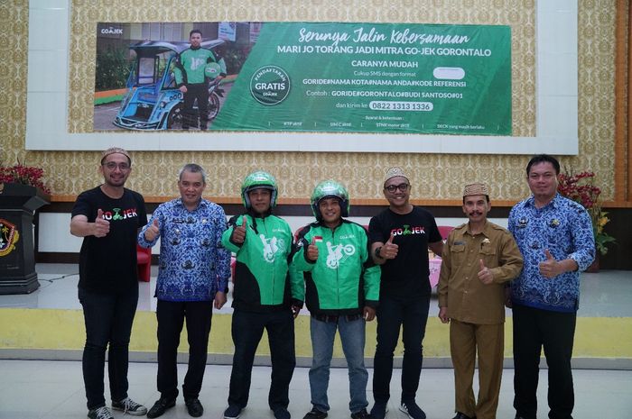 Gojek dan pengendara becak motor bekerja sama di Gorontalo