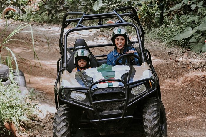 Artis Jessica Iskandar saat naik Buggy Off-Road bersama putranya