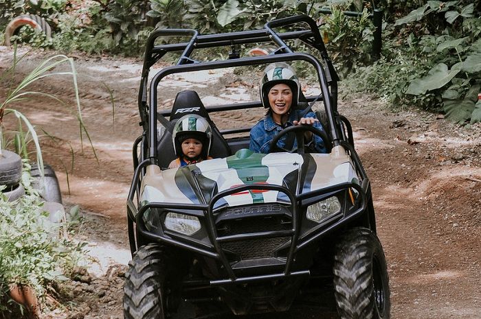 Artis Jessica Iskandar saat naik Buggy Off-Road bersama putranya