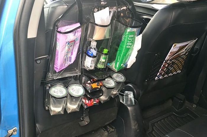 Sopir taxi Bluebird, Fachruroji menyediakan minuman, permen dan perlengkapan lainnya untuk penumpangnya.  